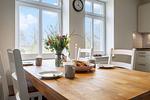 Essbereich mit Blick in den großen Garten - Ferienwohnung Gut Hardesby - Top-Hundeurlaub