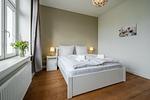 Schlafzimmer zur Hofseite mit Doppelbett (160x200cm) - Ferienwohnung Gut Hardesby - Top-Hundeurlaub
