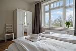 Schlafzimmer zur Hofseite mit Kleiderschrank - Ferienwohnung Gut Hardesby - Top-Hundeurlaub