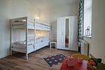 Schlafzimmer mit Etagenbett und Spielbereich - Ferienwohnung Gut Hardesby - Top-Hundeurlaub