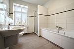 Badezimmer mit Dusche und Badewanne - Ferienwohnung Gut Hardesby - Top-Hundeurlaub