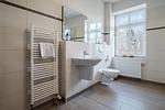 Badezimmer mit Fußbodenheizung und Fenster - Ferienwohnung Gut Hardesby - Top-Hundeurlaub