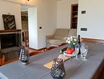 Wohnzimmer mit großem Esstisch, Couch und Fernseher - Bel Pace - Top-Hundeurlaub