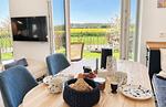 Essbereich mit Terrassenzugang und Ausblick - Ferienhaus Landliv Stuuv - Top-Hundeurlaub