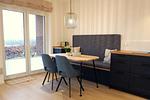 Essbereich mit gemütlicher Sitzbank und Terrassenzugang - Ferienhaus Landliv Stuuv - Top-Hundeurlaub