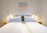 Schlafzimmer mit Boxspringbett (180x200cm) - Ferienhaus Landliv Stuuv - Top-Hundeurlaub