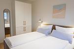 Schlafzimmer mit Boxspringbett und Kleiderschrank - Ferienhaus Landliv Stuuv - Top-Hundeurlaub