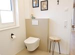 Badezimmer mit WC und Ablage - Ferienhaus Landliv Stuuv - Top-Hundeurlaub