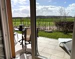 Terrasse mit Blick über die Felder - Ferienhaus Landliv Stuuv - Top-Hundeurlaub