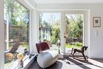 Wohnzimmer mit großen Fenstern und moderner Sitzgelegenheit - Große Rotbuche - Top-Hundeurlaub