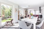 Helles Wohnzimmer mit Esstisch und Gartenblick - Große Rotbuche - Top-Hundeurlaub