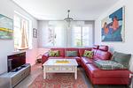 Gemütliches Wohnzimmer mit rotem Sofa - Große Rotbuche - Top-Hundeurlaub