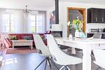 Wohnzimmer mit rotem Sofa und Esstisch - Große Rotbuche - Top-Hundeurlaub