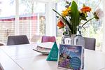 Moderne Küche mit Tisch und Blumen - Große Rotbuche - Top-Hundeurlaub