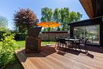 Terrasse mit Tisch, Stühlen und Sonnenschirm - Große Rotbuche - Top-Hundeurlaub