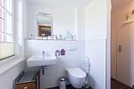 Modernes Badezimmer mit Waschbecken und WC - Große Rotbuche - Top-Hundeurlaub