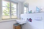 Modernes Badezimmer mit Waschbecken und Fenster - Große Rotbuche - Top-Hundeurlaub