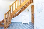 Eingangsbereich mit Holztreppe und Kommode - Große Rotbuche - Top-Hundeurlaub