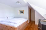 Schlafzimmer mit Doppelbett und stilvollem Holzboden - Große Rotbuche - Top-Hundeurlaub