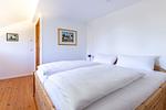 Schlafzimmer mit Doppelbett und Kunstwerk - Große Rotbuche - Top-Hundeurlaub