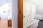 Modernes Badezimmer mit Badewanne und hellen Fliesen - Große Rotbuche - Top-Hundeurlaub