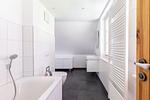 Modernes Badezimmer mit Badewanne und Dusche - Große Rotbuche - Top-Hundeurlaub