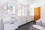 Modernes Badezimmer mit Dusche und großen Fenstern - Große Rotbuche - Top-Hundeurlaub