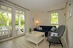 Wohnzimmer mit Schlafcouch und Sessel - Lachs Wohnung 01 - Top-Hundeurlaub