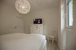 Schlafzimmer mit Doppelbett und TV - Lachs Wohnung 01 - Top-Hundeurlaub