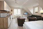Wohnzimmer mit Schlafcouch und Essbereich - Wohnung 12 - Top-Hundeurlaub