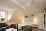 Wohnzimmer mit Doppelbett - Wohnung 12 - Top-Hundeurlaub
