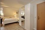 Wohnzimmer mit Doppelbett und Schrank - Wohnung 12 - Top-Hundeurlaub