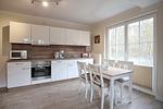 Wohnzimmer mit Küchenzeile und Essbereich - Wohnung 12 - Top-Hundeurlaub