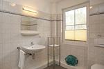 Duschbad mit Waschbecken und Fenster - Wohnung 12 - Top-Hundeurlaub