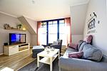 Wohnzimmer mit Sofa, Sessel und TV - Wohnung 14-5 - Top-Hundeurlaub
