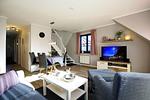 Wohnzimmer mit Essbereich und TV - Wohnung 14-5 - Top-Hundeurlaub