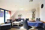 Wohnzimmer mit Sofa, Sessel und Esstisch - Wohnung 14-5 - Top-Hundeurlaub