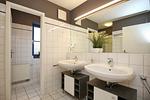 Badezimmer mit doppeltem Waschbecken und separatem WC - Wohnung 14-5 - Top-Hundeurlaub