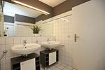 Badezimmer mit doppeltem Waschbecken - Wohnung 14-5 - Top-Hundeurlaub