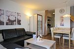 Wohnzimmer mit Blick zur Küche - Wohnung 08-5 - Top-Hundeurlaub