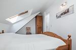 zweites Schlafzimmer mit Doppelbett, Kleiderschrank und Stuhl - Wohnung 08-5 - Top-Hundeurlaub