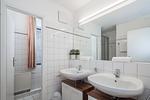Badezimmer mit Waschbecken und separatem WC - Wohnung 08-5 - Top-Hundeurlaub