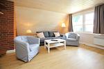 Wohnbereich mit Sitzecke und TV - Finnhütte 02 - Top-Hundeurlaub
