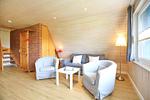 Wohnbereich mit Couch - Finnhütte 04 - Top-Hundeurlaub