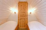 erstes Schlafzimmer mit Einzelbetten - Finnhütte 04 - Top-Hundeurlaub