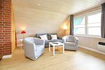Wohnzimmer mit Sofa und 2 Sesseln - Finnhütte 03 - Top-Hundeurlaub