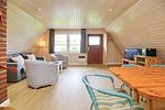 Küche mit Blick auf Wohnzimmer - Finnhütte 03 - Top-Hundeurlaub
