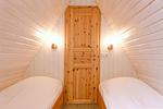 erstes Schlafzimmer mit Einzelbetten - Finnhütte 03 - Top-Hundeurlaub