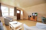 Wohnzimmer mit Blick zur Eingangstür - Finnhütte 01 - Top-Hundeurlaub