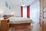 Schlafzimmer mit Doppelbett und Kleiderschrank - Wohnung 39 - Top-Hundeurlaub